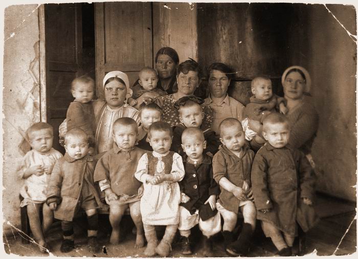 Dzieci, które wychowywały się na Syberii, wsród nich Zofia Kalota, z domu Drozd